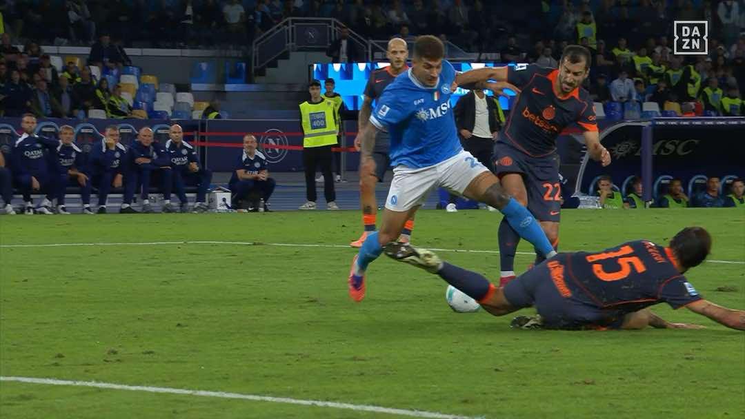 GdS - Napoli-Inter, Mkhitaryan-Di Lorenzo non è mai rigore: per l'AIA è un errore. Stop per Mariani e Bindoni?