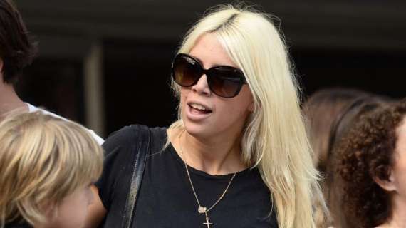 Sky - Wanda Nara in visita nell'hotel dell'Inter: la signora Icardi a Verona per stare vicina a Maurito