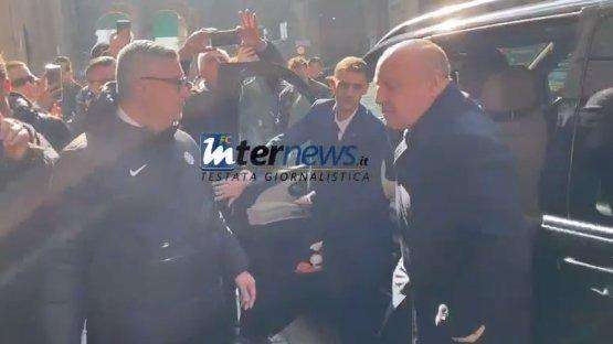 VIDEO - Inter-Atletico, pranzo UEFA in centro a Milano: l'arrivo di Marotta e Antonello 