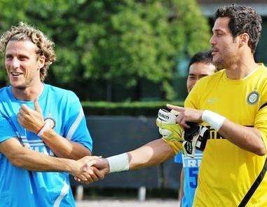 Sorrisi in allenamento: J. Cesar scherza con Forlán