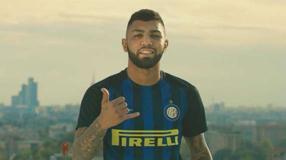 Bagno di folla per Gabigol fuori dalla Pinetina. E lui: "Grazie tifosi"