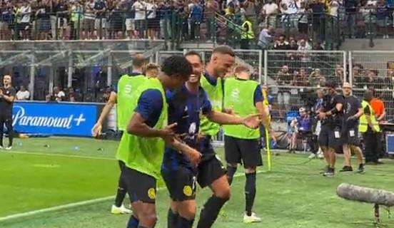 VIDEO - Primo ballo per Cuadrado a San Siro: il colombiano esulta con Calhanoglu e Arnautovic