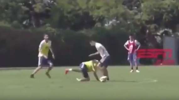 VIDEO - Icardi, dura la vita del "difensore": Maxi Meza lo manda a terra durante la partitella