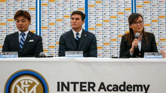 FOTO - Zanetti inaugura l'Inter Academy Fuchu. Tra gli sponsor Laox, negozio di Suning in Giappone