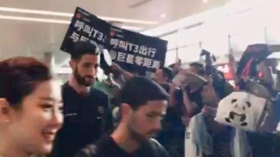 VIDEO - L'Inter in hotel a Nanchino, grande accoglienza dei tifosi