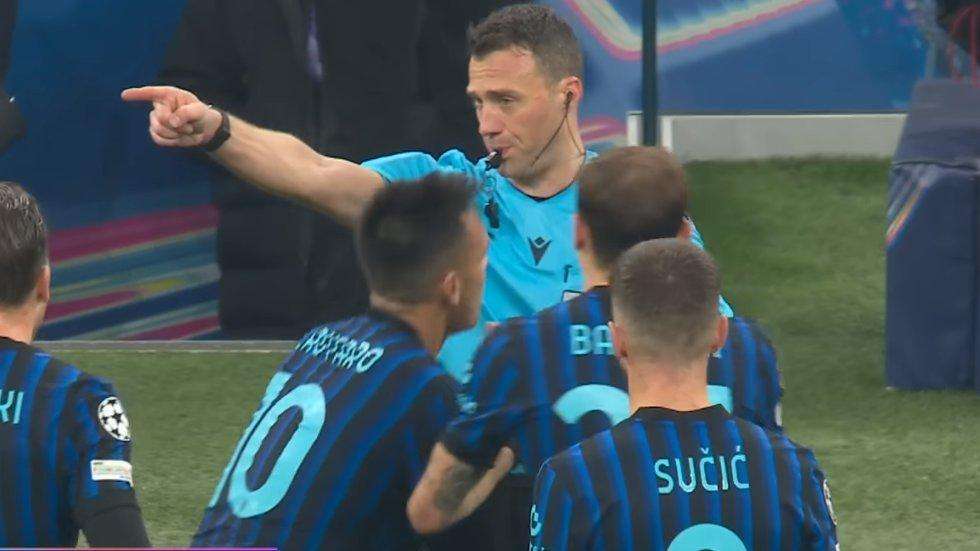 Storks, Zwayer e la moviola in campo. Al Meazza il VAR viene usato per creare l'errore, non per sanarlo