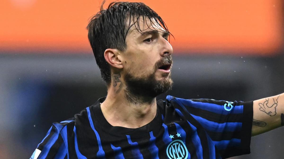 Cancelo, prima offerta del Barcellona. In caso di affare fatto, l'Inter bloccherebbe la cessione di De Vrij o Acerbi all'Al-Hilal 