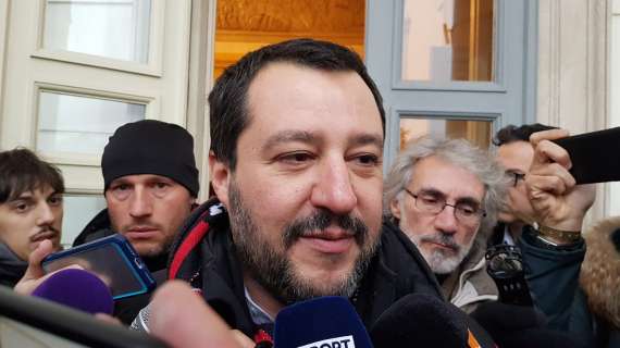 Salvini pubblica un selfie di Dumfries e commenta: "Onore ai vincitori". Ma sullo sfondo c'è un manifesto propagandistico della Lega