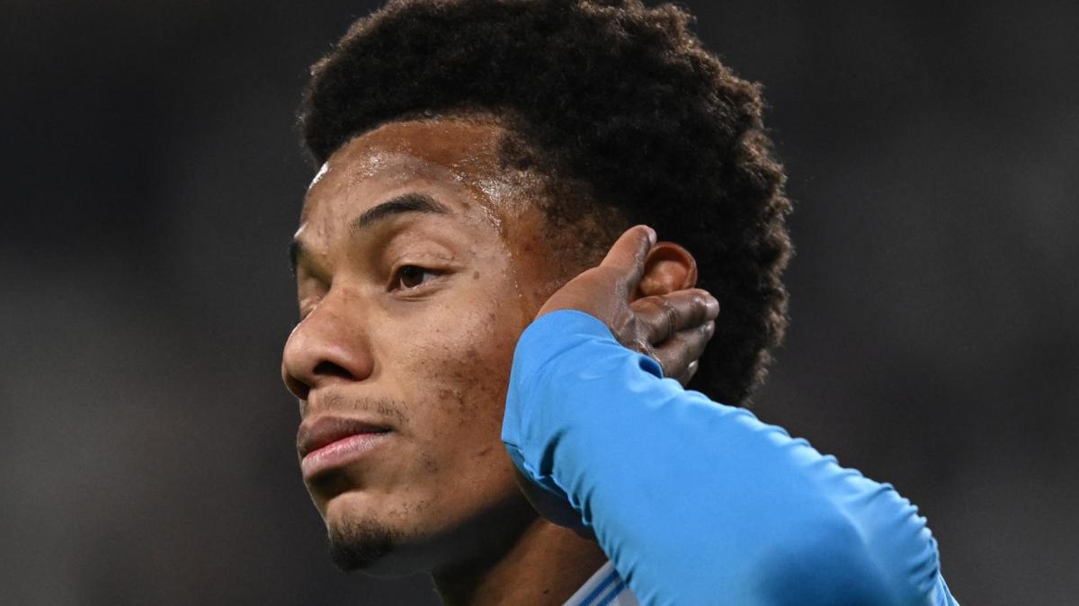 Il Napoli vince ma è in ansia per Neres: il brasiliano uscito anzitempo per un problema alla caviglia