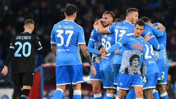 Mertens fa il fenomeno nella notte di Diego: il Napoli tramortisce Sarri e torna in vetta