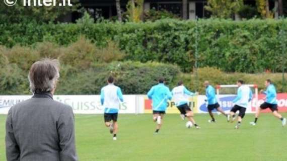 Squadra in campo per la rifinitura con Moratti