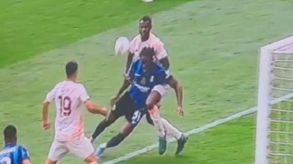 L'assistente Rocca attacca Rocchi: "Rigori dati al Var dopo che lui bussa alla porta. Ma a Inter-Roma..."