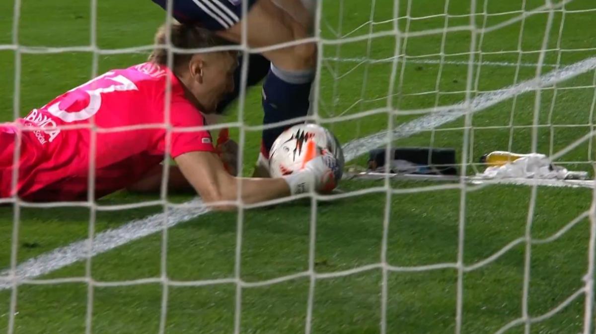 VIDEO - Papera di Radu, Endrick firma il suo primo gol in EL e il Lione si salva a Vigo