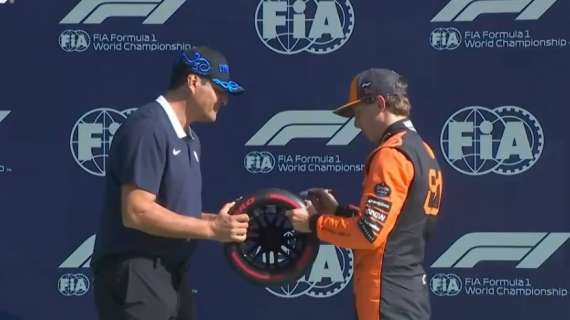 Oscar Piastri piazza la pole position del GP d'Olanda. Il premio per lui dall'ospite d'onore Julio Cruz