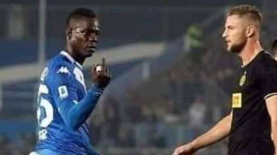 FOTO - Balotelli, dito medio in risposta ai tifosi dell'Inter