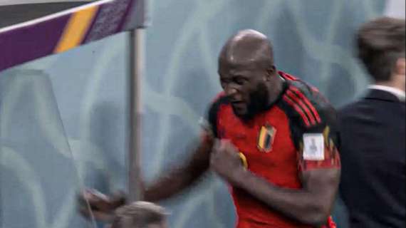 Belgio eliminato, la delusione di Lukaku: Big Rom in lacrime consolato da Henry. Poi pugno contro la panchina