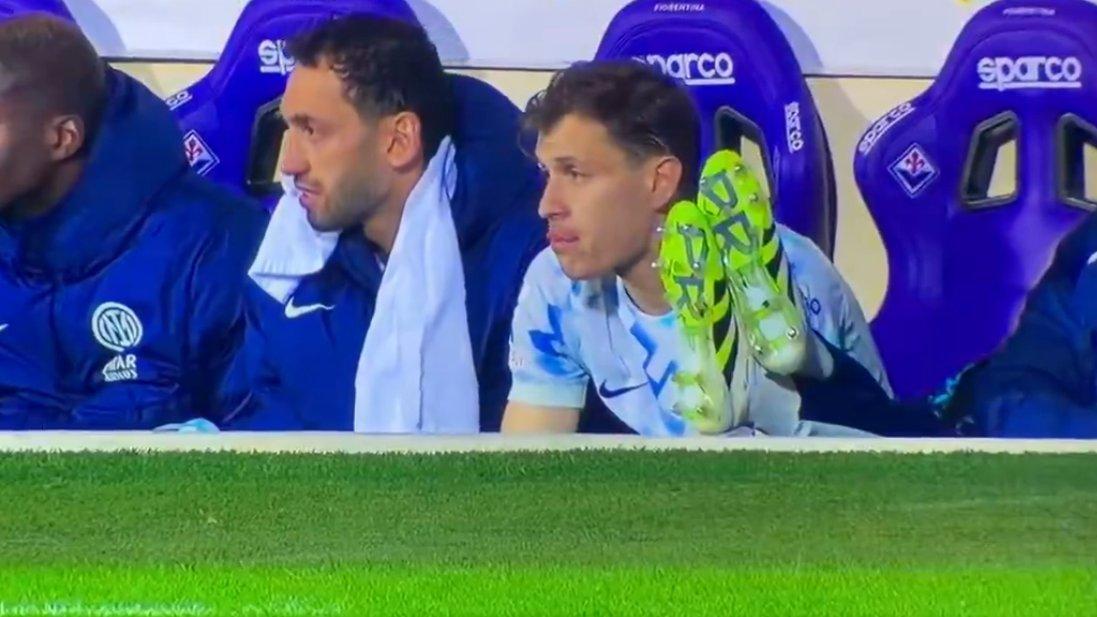 L'autoanalisi di Barella: in panchina mentre parla con sé stesso con lo sguardo perso