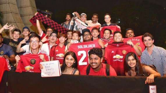Anche il Manchester United a Singapore: un centinaio di fans ad accoglierlo
