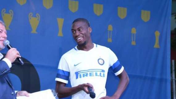 Kondogbia aspetta il kick-off e ringrazia i tifosi