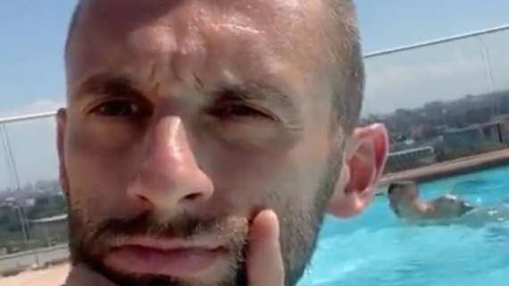 Brozovic, relax in piscina in compagnia di Barella: "Amico top"