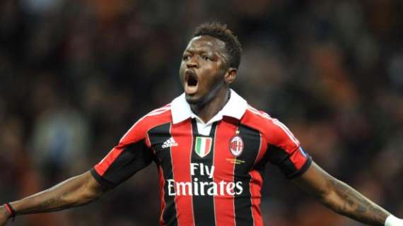 Muntari che fa? Accarezza lo stemma del Milan, poi...