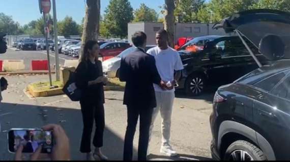VIDEO - Andy Diouf è sbarcato all'aeroporto di Linate. Ora le visite mediche e l'idoneità al CONI