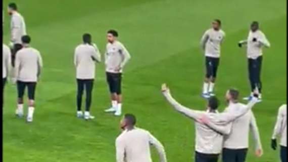 VIDEO - Emozione Hakimi: torna a San Siro, abbraccia Skriniar e alza le braccia verso la Nord