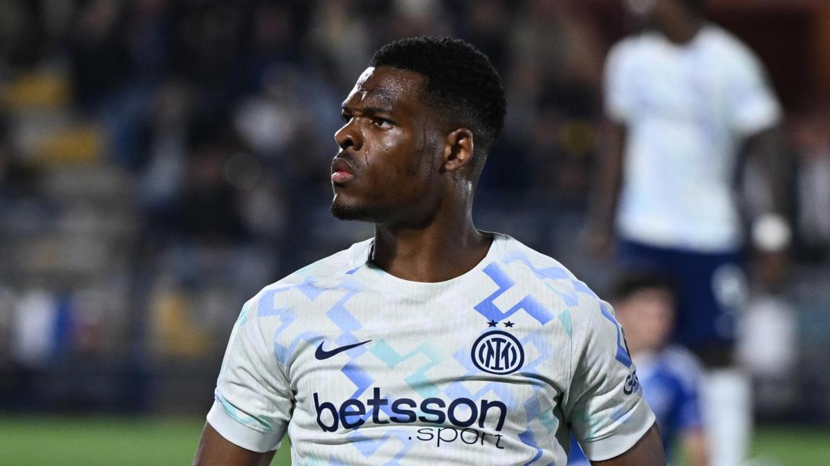 Doppia coppia per lo Scudetto: Thuram e Dumfries ribaltano un ottimo Como, l'Inter vince 4-3 e saluta la compagnia