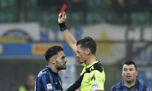 Giacomelli non espelle Costa, poi non ha pietà di D'Ambrosio. Cancellato il 2-0 per offside inesistente di Ljajic