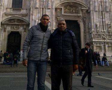 Juan assieme al padre davanti al Duomo di Milano