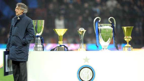 Tifosi in estasi per i cinque trofei conquistati nel 2010 dall&#039;Inter ed esposti ieri
