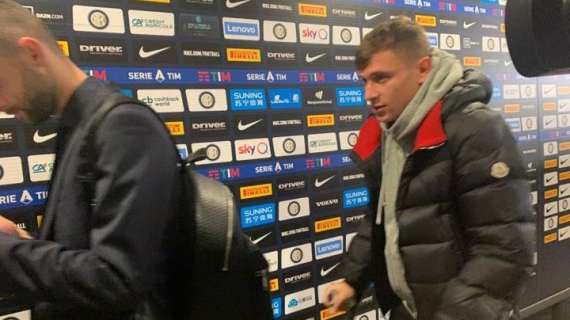 FOTO - Barella non abbandona l'Inter: il centrocampista lascia San Siro in stampelle con il resto dei compagni 