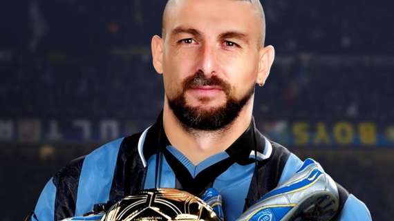 Il 'telefono-scarpa' di Bastoni, i pantaloni di Dimarco e Acerbi come Ronaldo: i curiosi scatti social di Thuram 