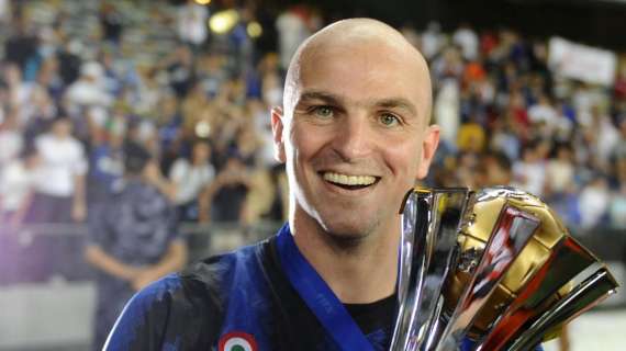 Gag Leo: presenta il figlio a Cambiasso in diretta!