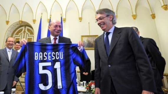 Moratti consegna la maglia al presidente romeno Basescu