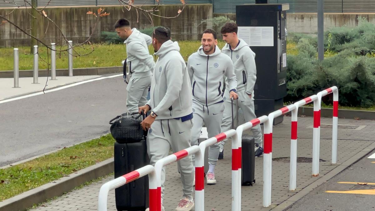 VIDEO - L'Inter vola verso la Supercoppa: i nerazzurri pronti alla partenza da Malpensa. Calhanoglu sorridente in gruppo