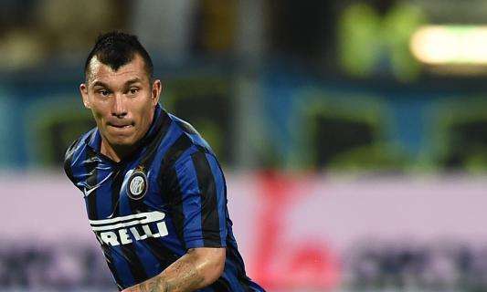 Medel festeggia la vittoria e... un gesto carino 