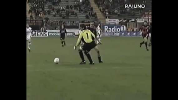 VIDEO - LA PARTITA DEL GIORNO - 14/10/2000 - Tris al Napoli, Blanc segna il gol più bello in carriera