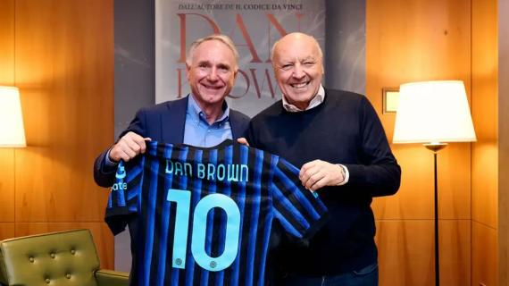 Marotta incontra lo scrittore Dan Brown. E parte subito la dedica speciale: "For Inter, my team away from home"