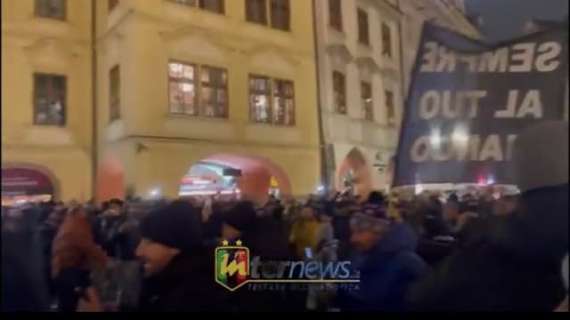 VIDEO - Si scalda l'atmosfera a Praga: i tifosi interisti cantano nella piazza della Città Vecchia