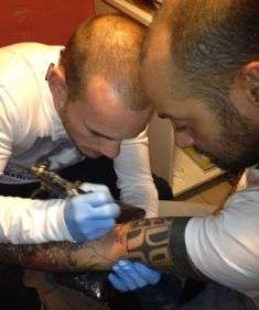 Wesley Sneijder, tatuatore per un giorno!