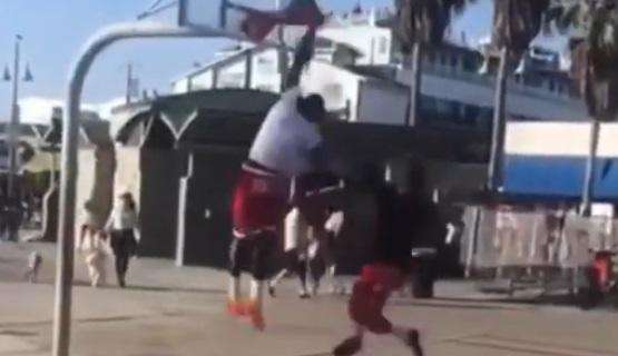 VIDEO - Lukaku, passione basket: palleggio incrociato e schiacciata in vacanza