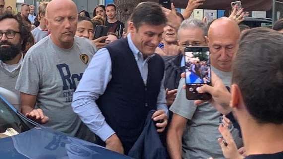 VIDEO - Bagno di folla per Zanetti all'arrivo al Milano Calcio City