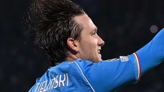 Napoli, striscione di commiato per Zielinski fuori dal Maradona: "Da ragazzo a campione"
