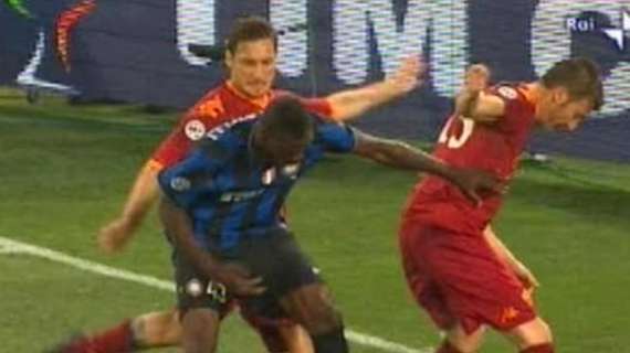 Balotelli scherza con Totti: "France, il calcione mi fa ancora male"