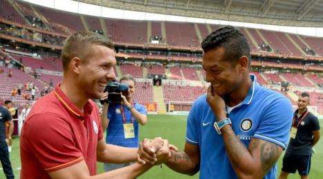 FOTO - Podolski ritrova l'Inter: il saluto di Guarin