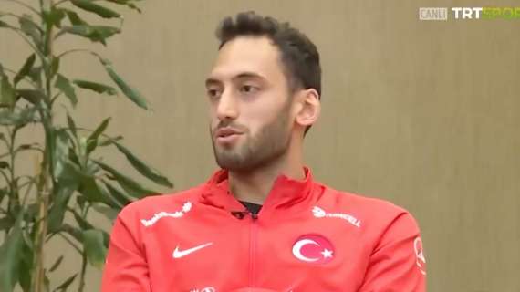 Calhanoglu: "Scudetto? Napoli in testa con merito, ma l'Inter non si è arresa. E mi trovo bene da regista"