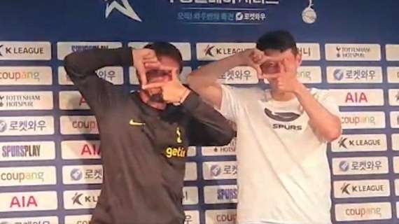 Che feeling tra Conte e Son: l'attaccante insegna l'esultanza al mister, che esegue