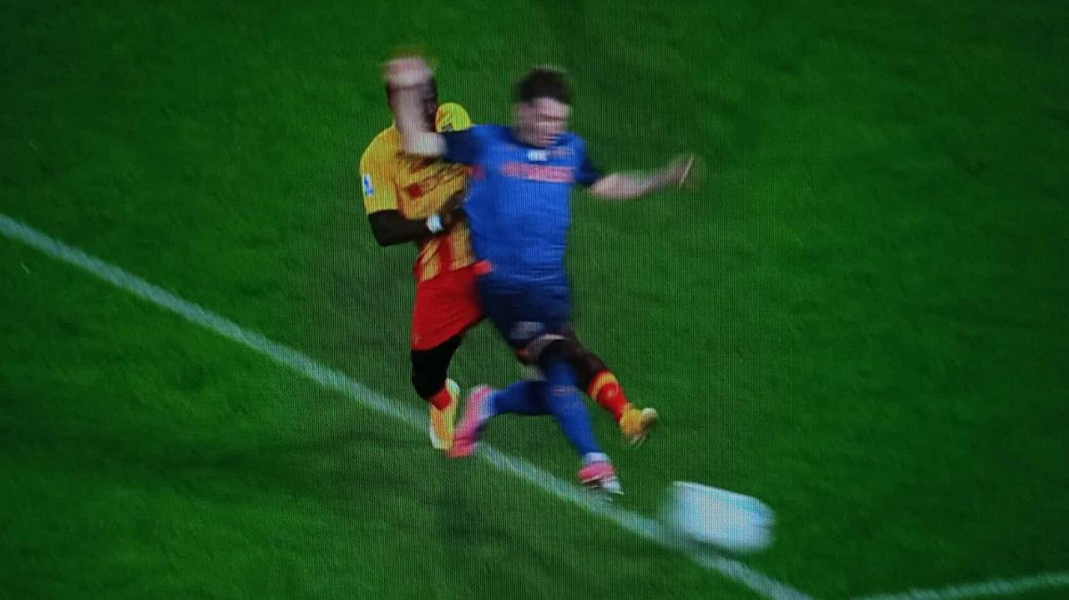 Napoli, ancora polemiche arbitrali: il gol decisivo contro il Lecce arriva da una punizione inesistente