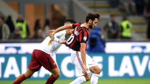 Milan, Hakan Çalhanoğlu salta il derby dopo la sosta: per il turco cartellino rosso contro la Roma 